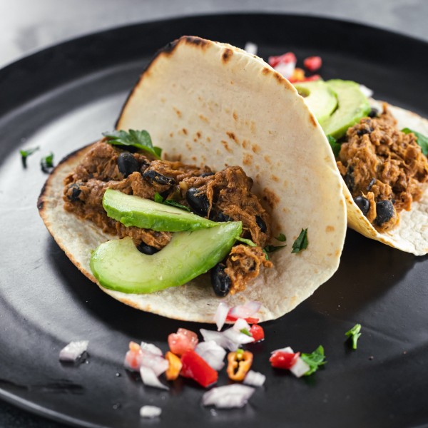 Tacos de pollo y porotos negros